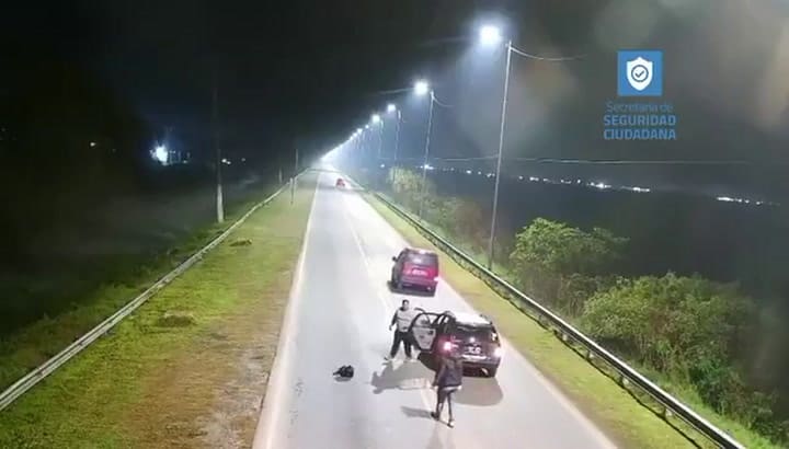 El momento en el que la joven se tiró del auto en movimiento
