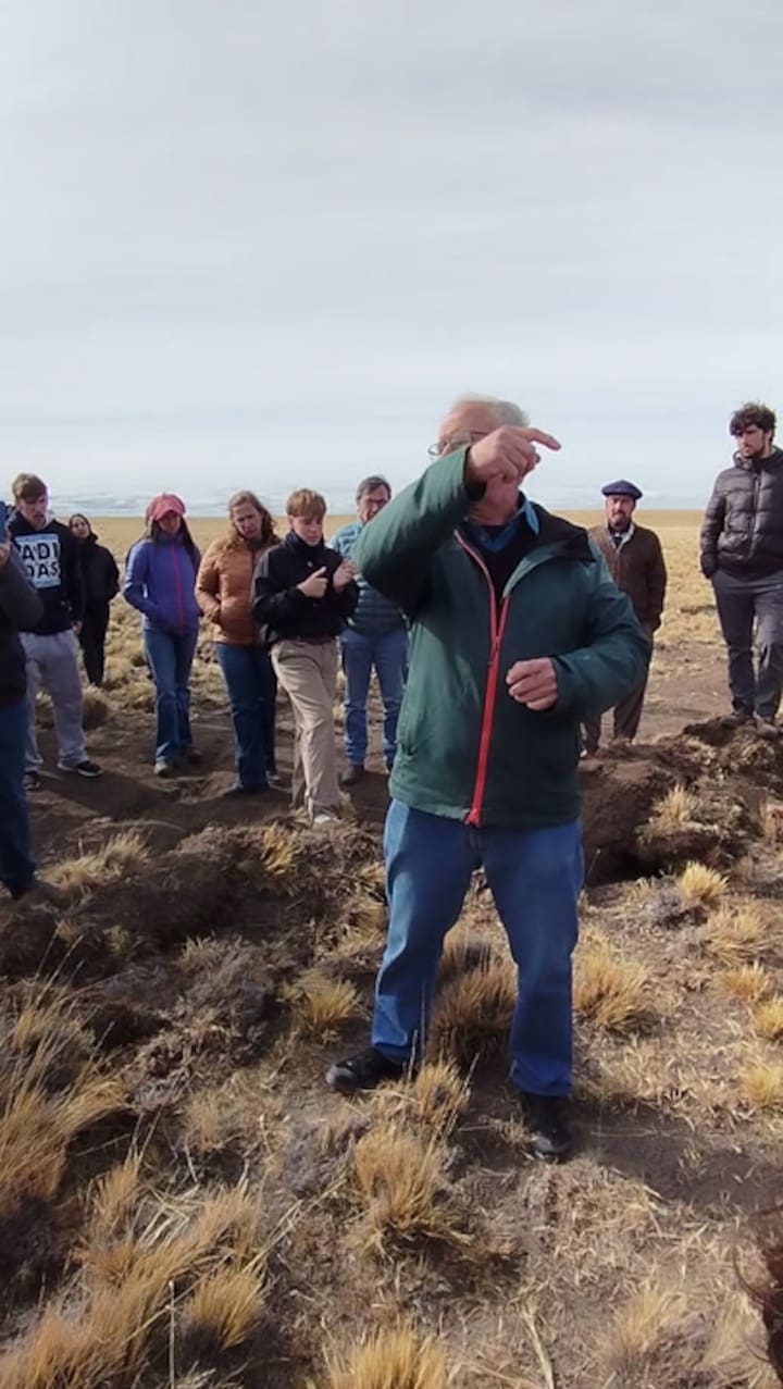 El ing. Pablo Borrelli explica el funcionaminto de la ganadería regenerativa ante productores de Santa Cruz