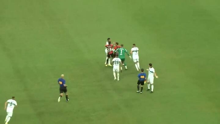 ¡GOLPE EN LA CARA, INVASIÓN DE FANÁTICOS Y LUCHA AMPLIA EN EL CLÁSICO ENTRE ATHLETICO VS CORITIBA!