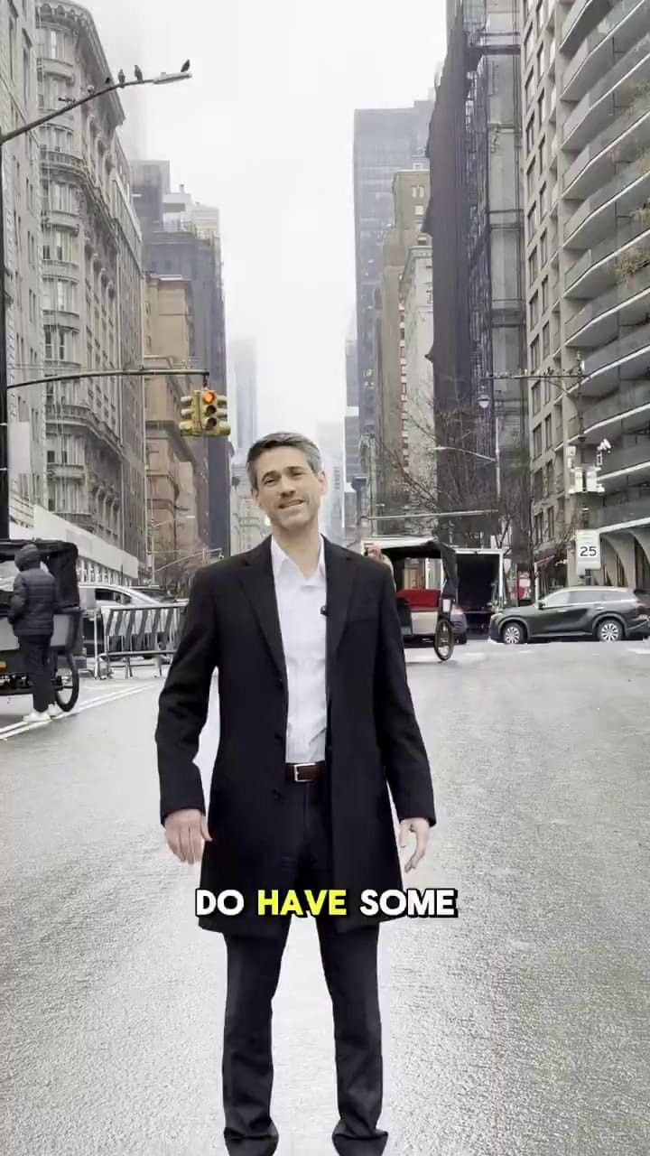 Quién es el Zohran Mamdani de California que quiere ocupar el cargo de Gavin Newsom