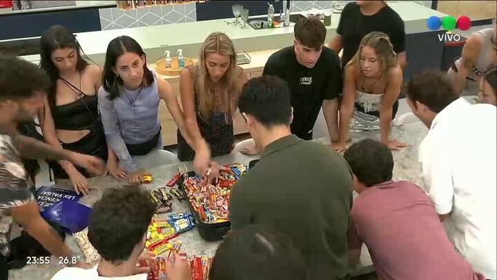 La valija estaba repleta de golosinas para los participantes de Gran Hermano