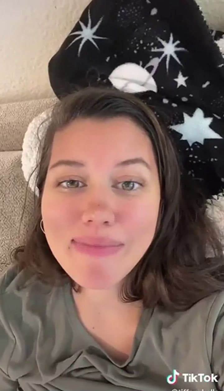 Le hace firmar un contrato de fidelidad a su novio