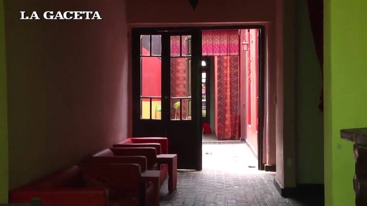 En Tucumán, Mauricio Macri visitó una heladería y quedó fascinado con el helado de mate cocido