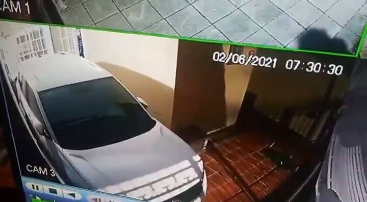 Salía de su casa hacia el trabajo y se encontró con un hombre desnudo paseando en bicicleta.