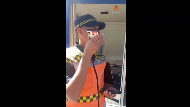 Le pidieron la licencia, presentó la digital y un policía lo multó por 'pelotudo'