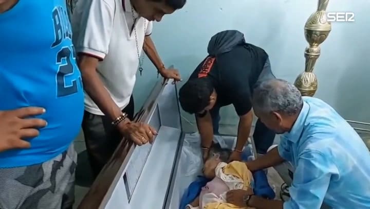 Una mujer despierta en mitad de su velatorio