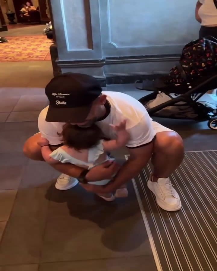 Las vacaciones del Kun Agüero con Sofía Calzetti y sus hijos Benjamín y Olivia en Disney