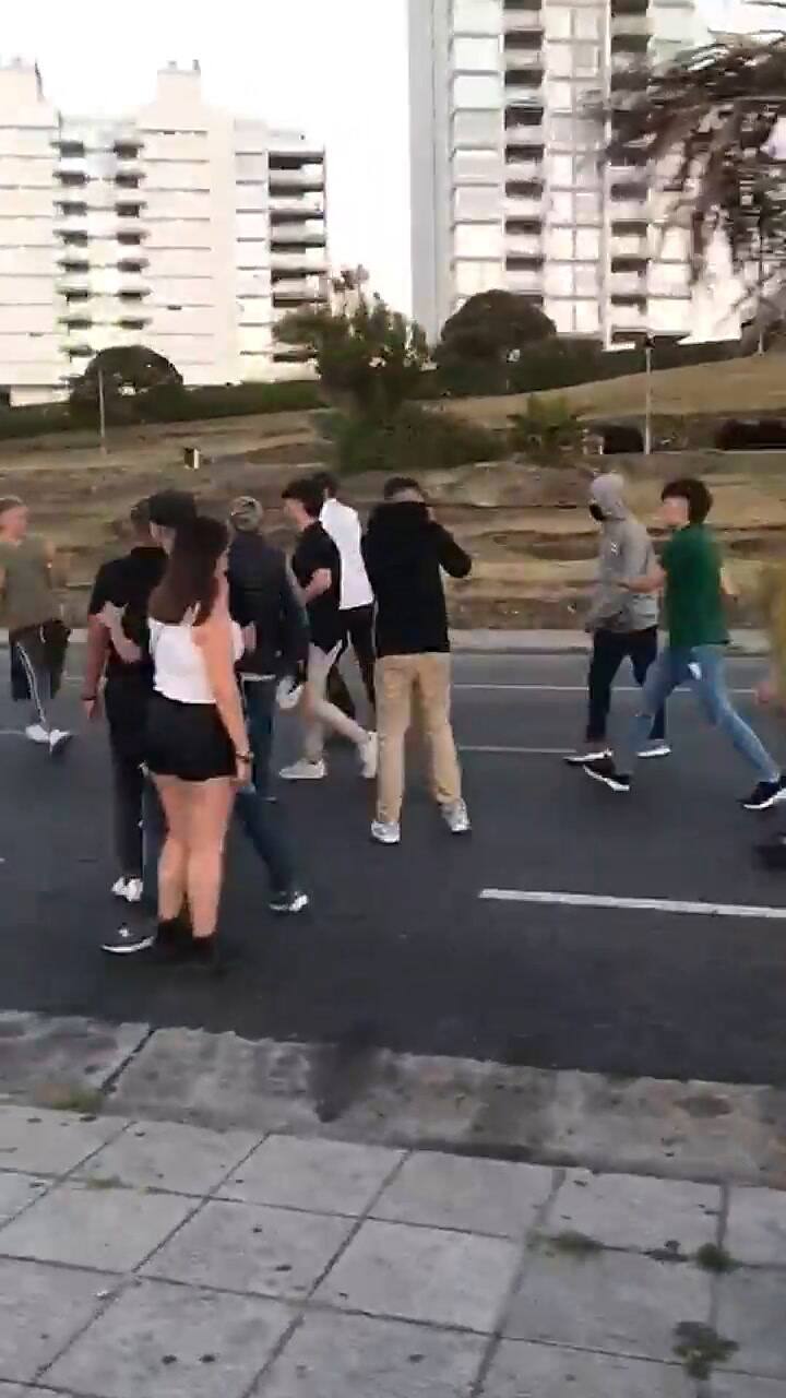 Trompadas y patadas entre jovenes en Mar del Plata.