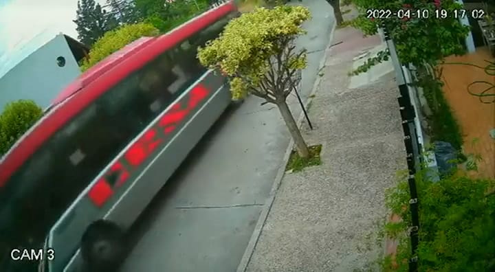 Un niño hurtó un colectivo en reparación y manejó 30 cuadras