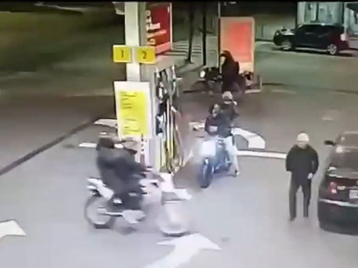 Así robaron una moto en una estación de servicio en Lanús.