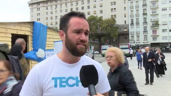 Techo montó una vivienda de emergencia frente al Congreso - Fuente: Télam