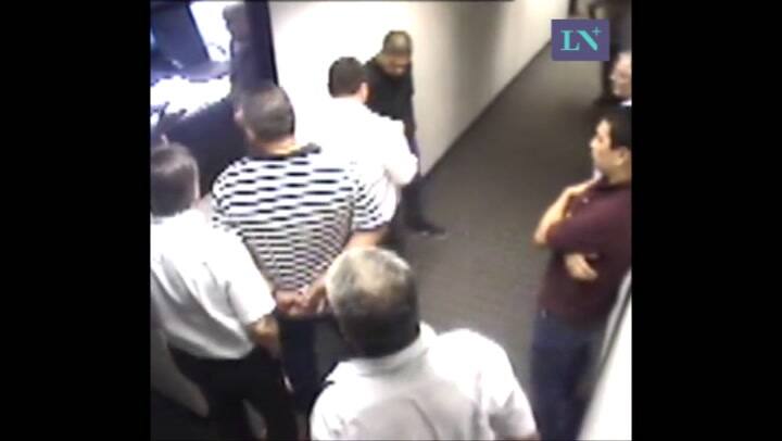 En medio de la reunión entre Moyano y Farcuh, sus colaboradores rompen la puerta