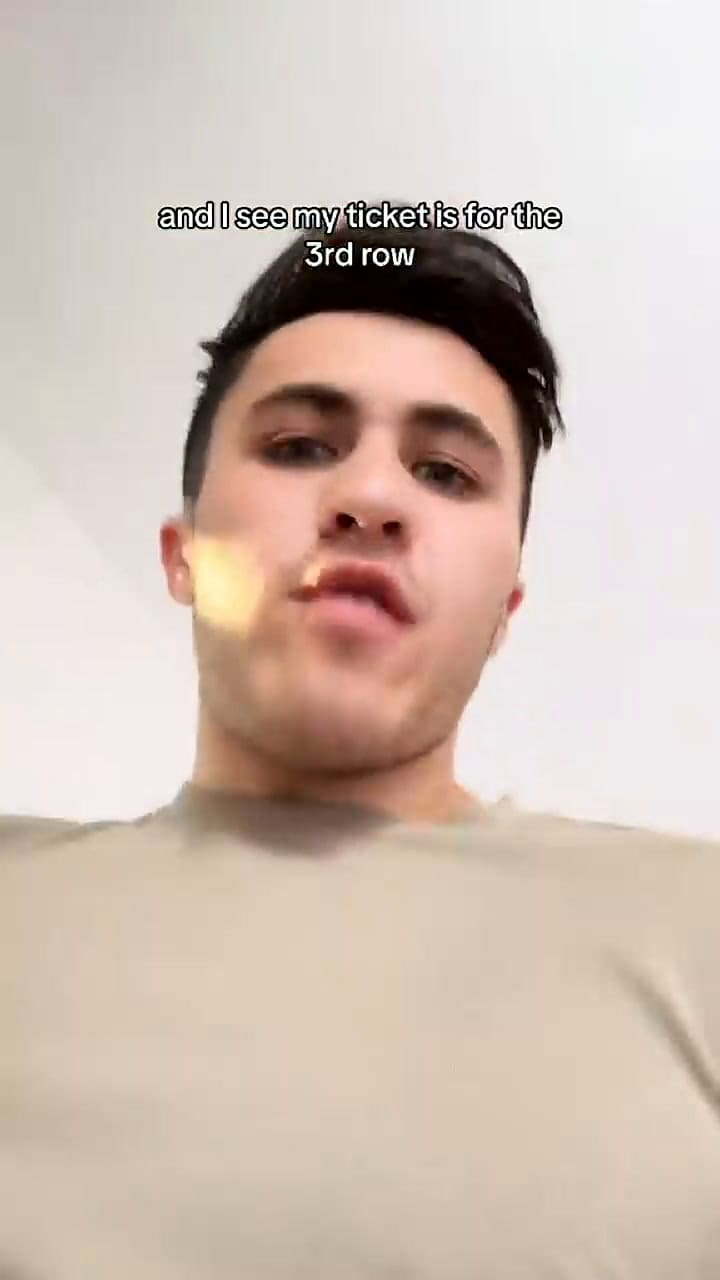 Reprodujo la canción de Titanic por error sin reconocer que su compañera de vuelo era Kate Winslet