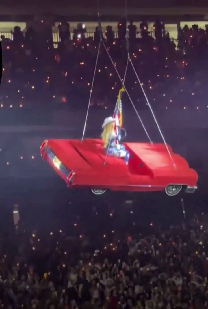 Beyoncé quedó suspendida en un auto durante un recital en Houston