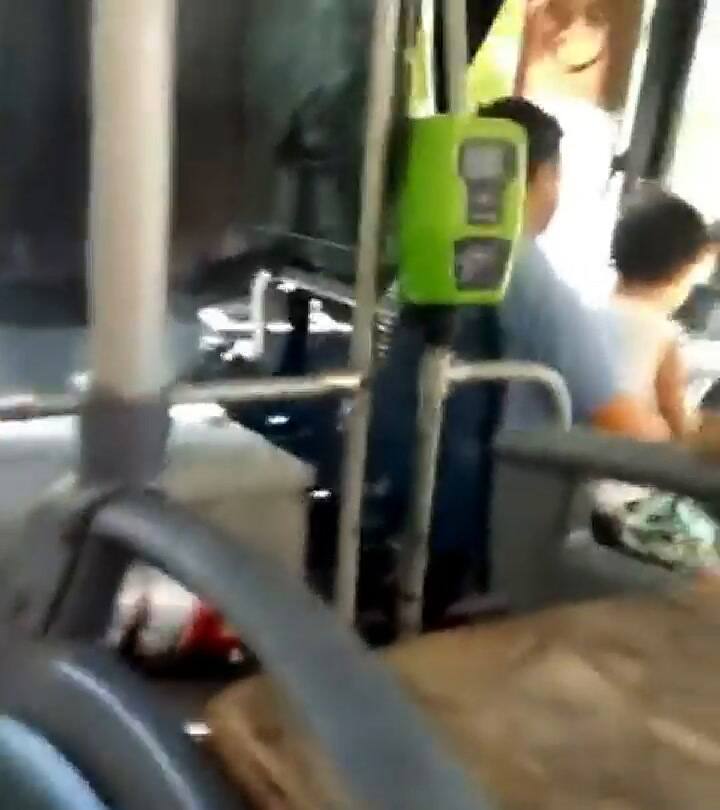Un colectivero de la línea 343 condujo con un niño en la falda