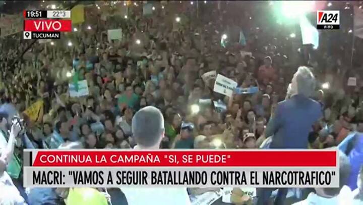 El Presidente le besó el pie a una mujer en pleno acto en Tucumán