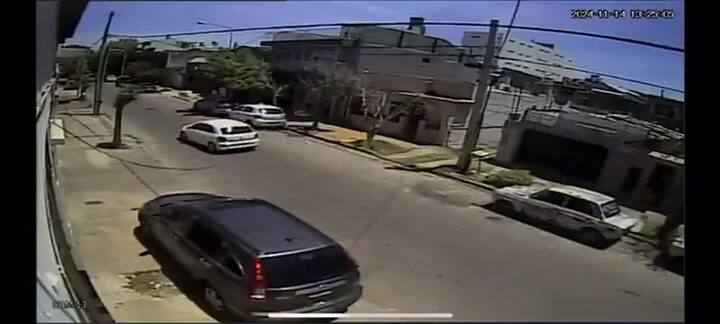 Dos motochorros le quisieron robar el auto y con una rápida maniobra lo evitó pero dos disparos pasaron cerca de su cabeza