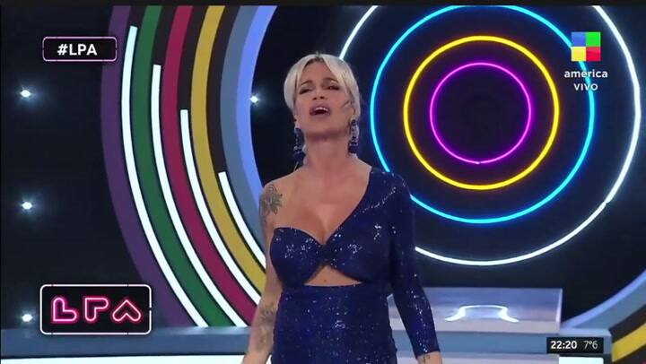 Flor Peña se cayó en vivo