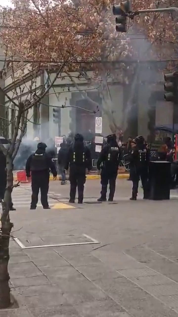 El desalojo de los manifestantes que acampaban frente a la Casa de Gobierno neuquina