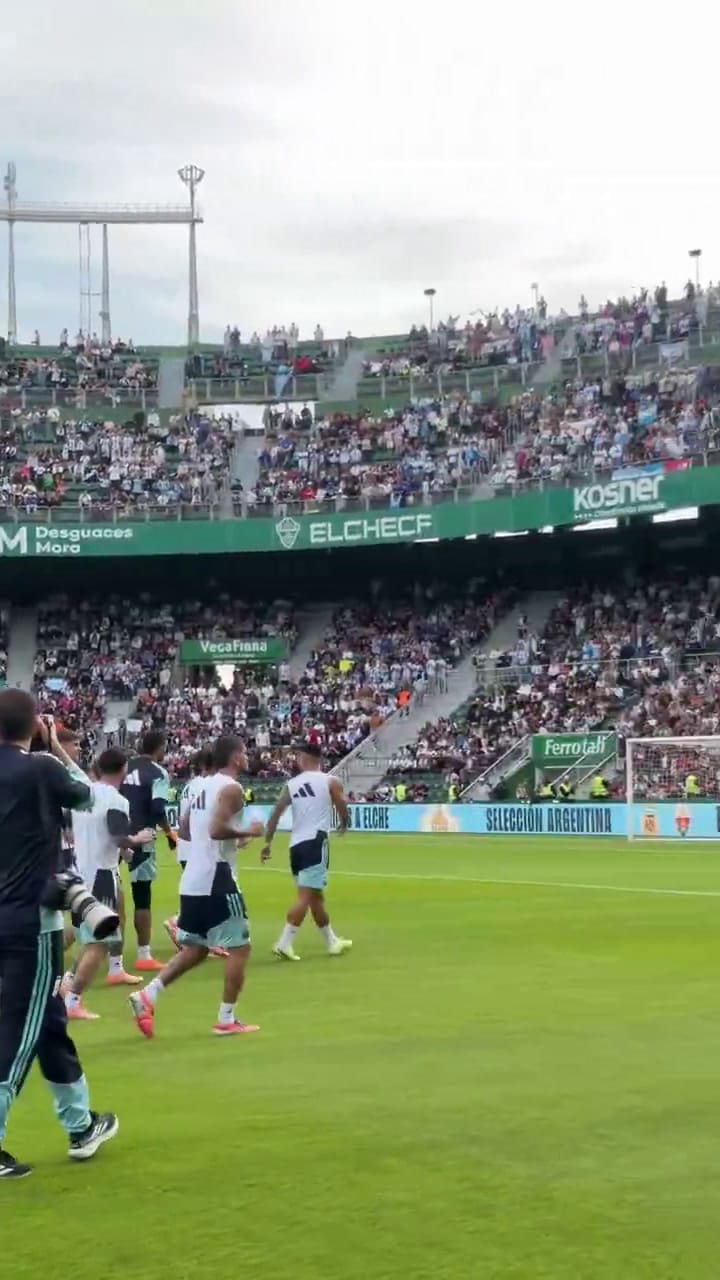 Los hinchas que colmaron las tribunas del estadio Manuel Martínez Valero cantaron el himno nacional