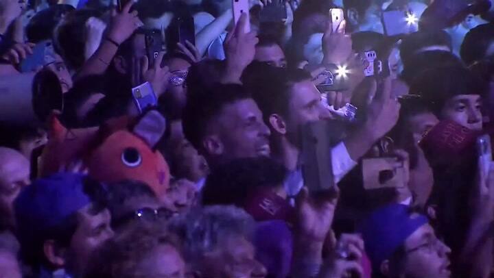 El Presidente cantó "No me arrepiento de este amor"