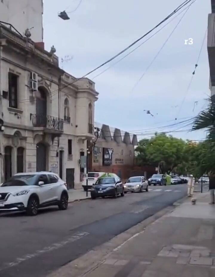 Condujo durante 100 metros por una vereda de Rosario