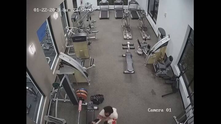 Una mujer que logró frenar a golpes a un hombre que la atacó en un gimnasio en EE.UU.