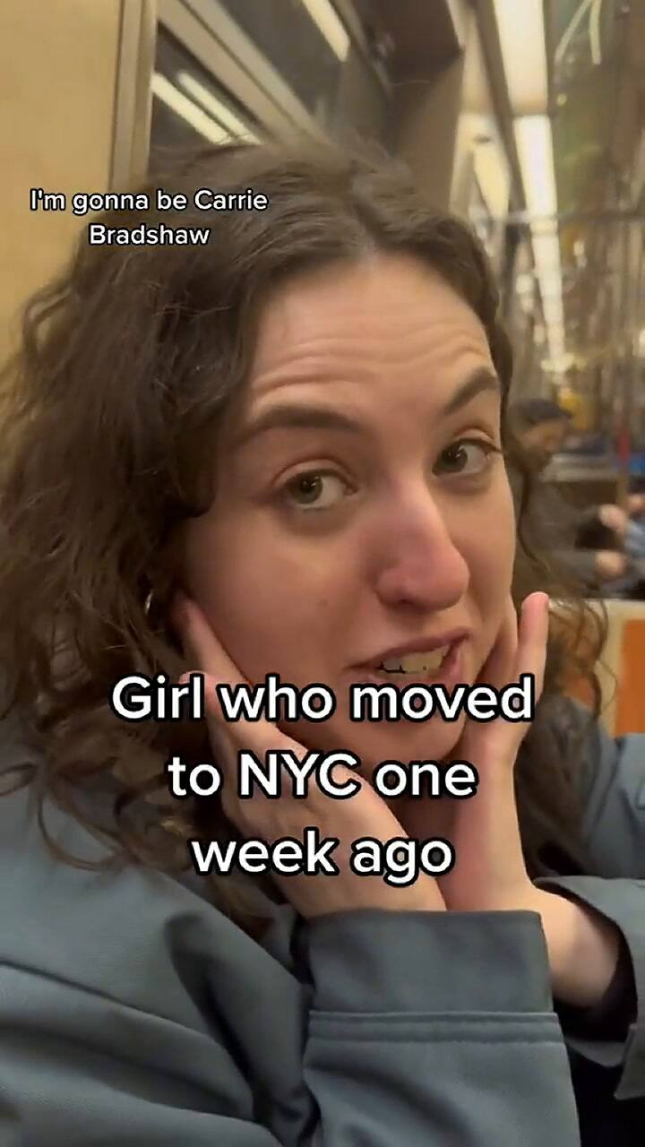 Una joven se maravilló ante la vista nocturna de Nueva York