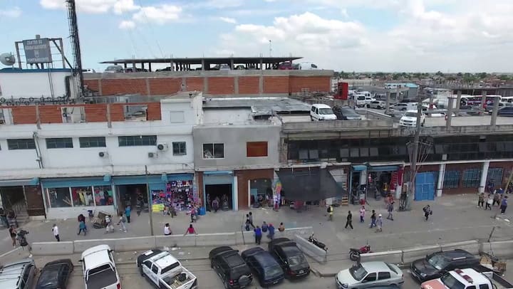 El allanamiento en La Salada, visto desde el drone de LA NACION