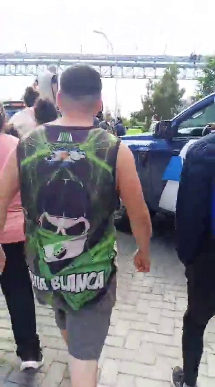 Un grupo de personas gritaba reclamos para los ministros