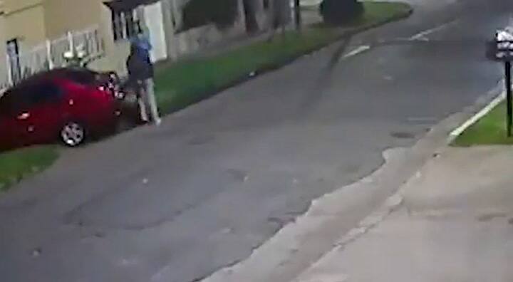 El Palomar: el momento en que uno de tres amigos intenta huir de motochorros