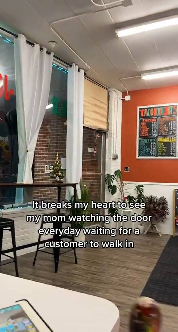 Una joven compartió que le rompía el corazón ver triste a su madre por su negocio y se hizo viral
