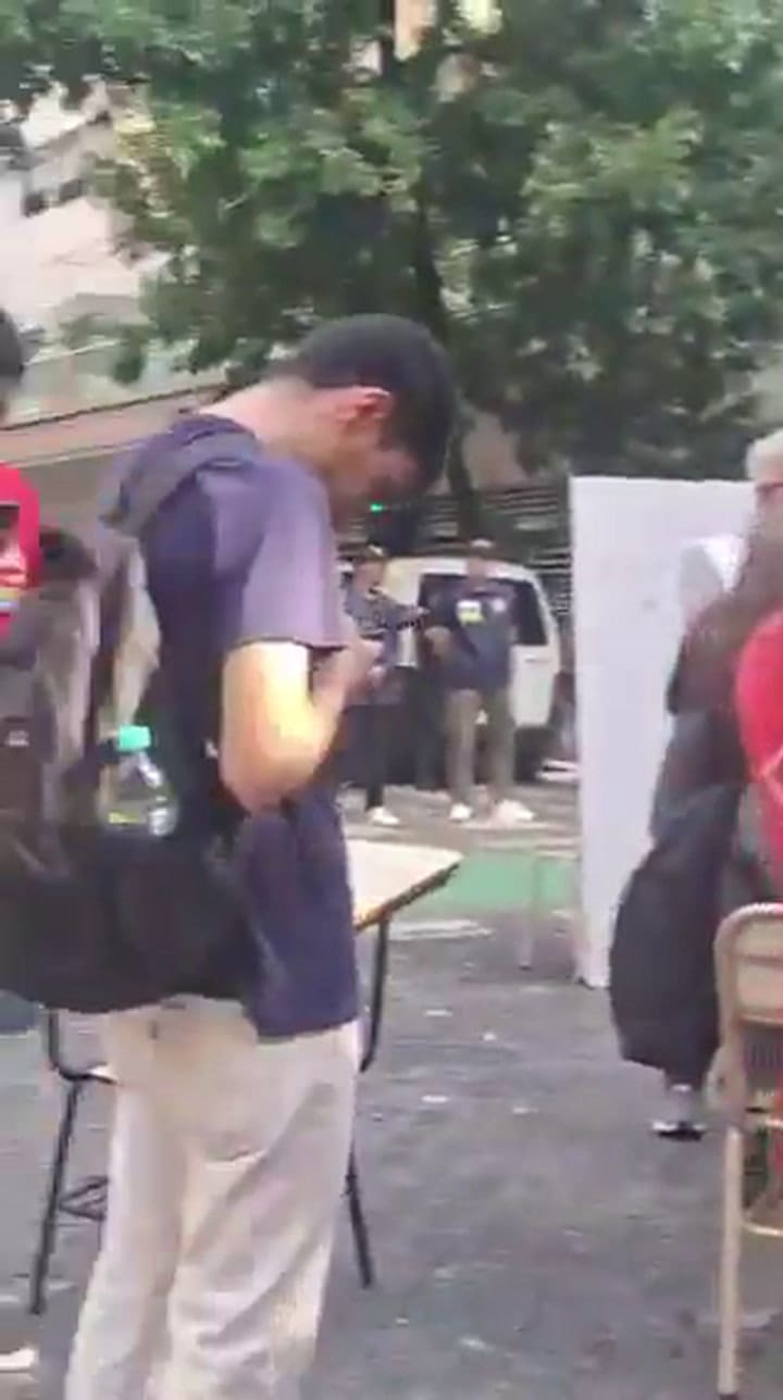 Clase pública frente a la casa de Adorni