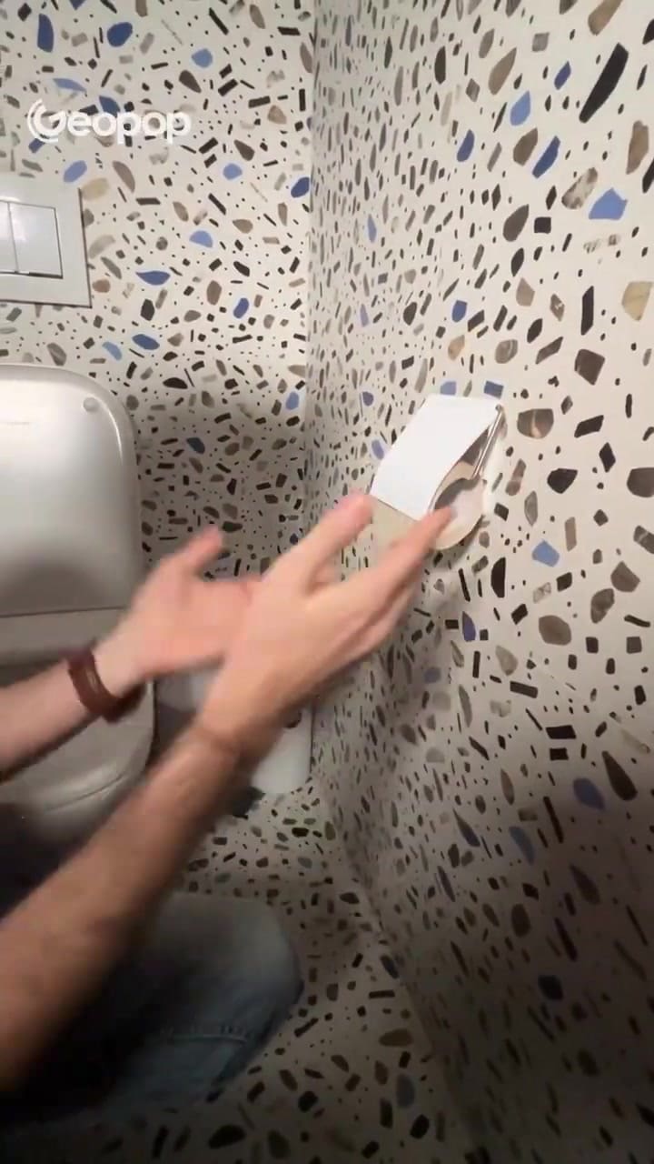 ¿Cómo se debe colocar el rollo de papel higiénico?