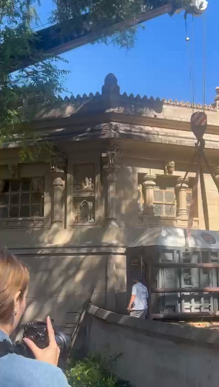 Salida de la última elefanta del ecoparque porteño