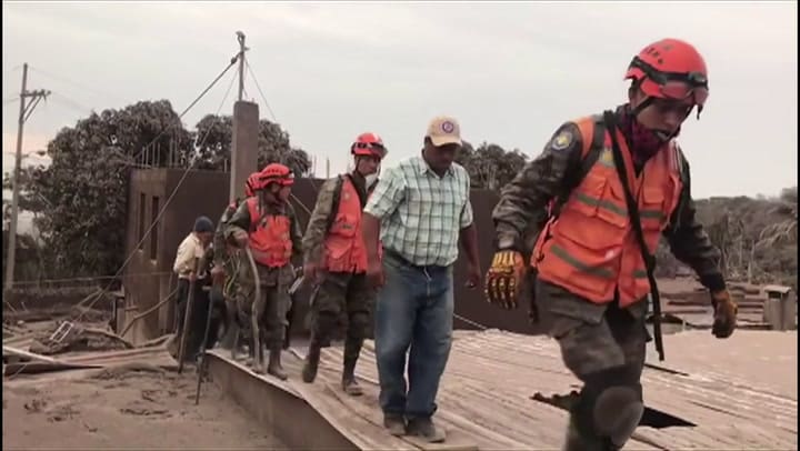 Buscan desaparecidos tras la erupción del volcán en Guatemala - Fuente: AFP
