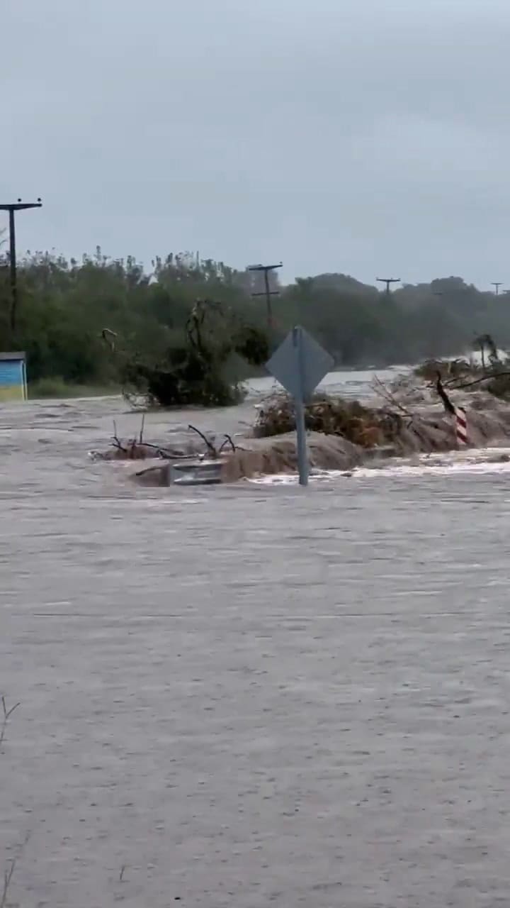 Una ruta quedó completamente tapada por el agua en Tucumán