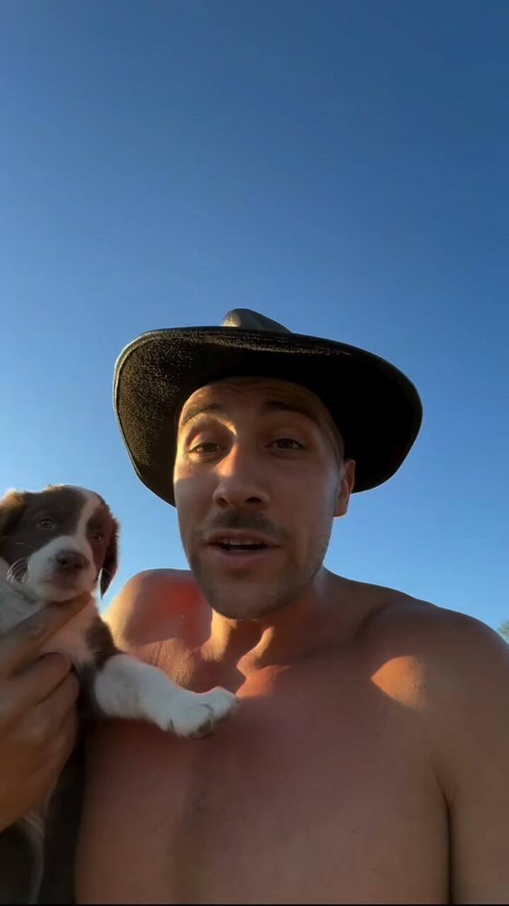 Lucas muestra la interacción sus animales en el campo