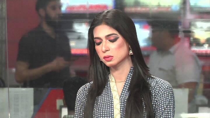 Debuta la primera presentadora de noticias transexual paquistaní