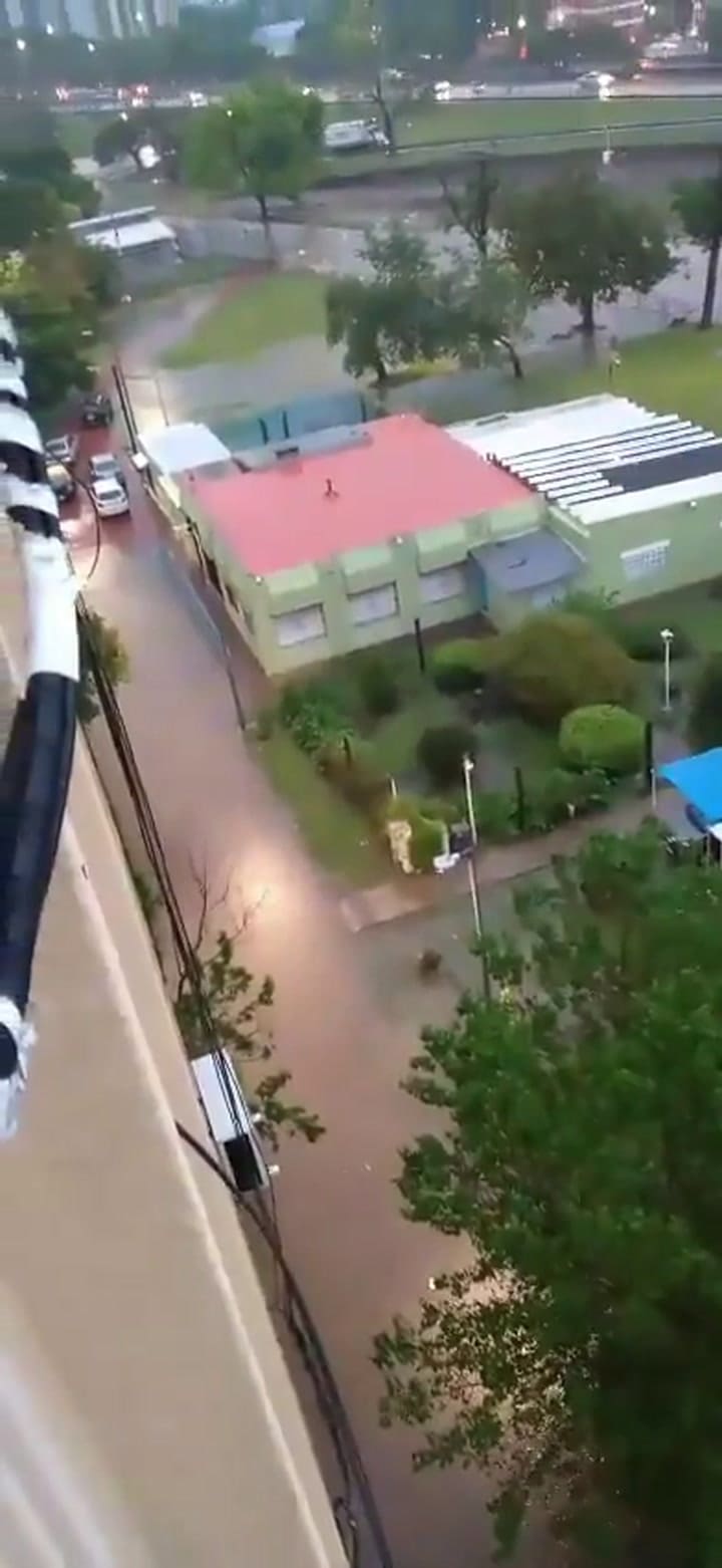 La Autopista Dellepiane está inundada por el temporal