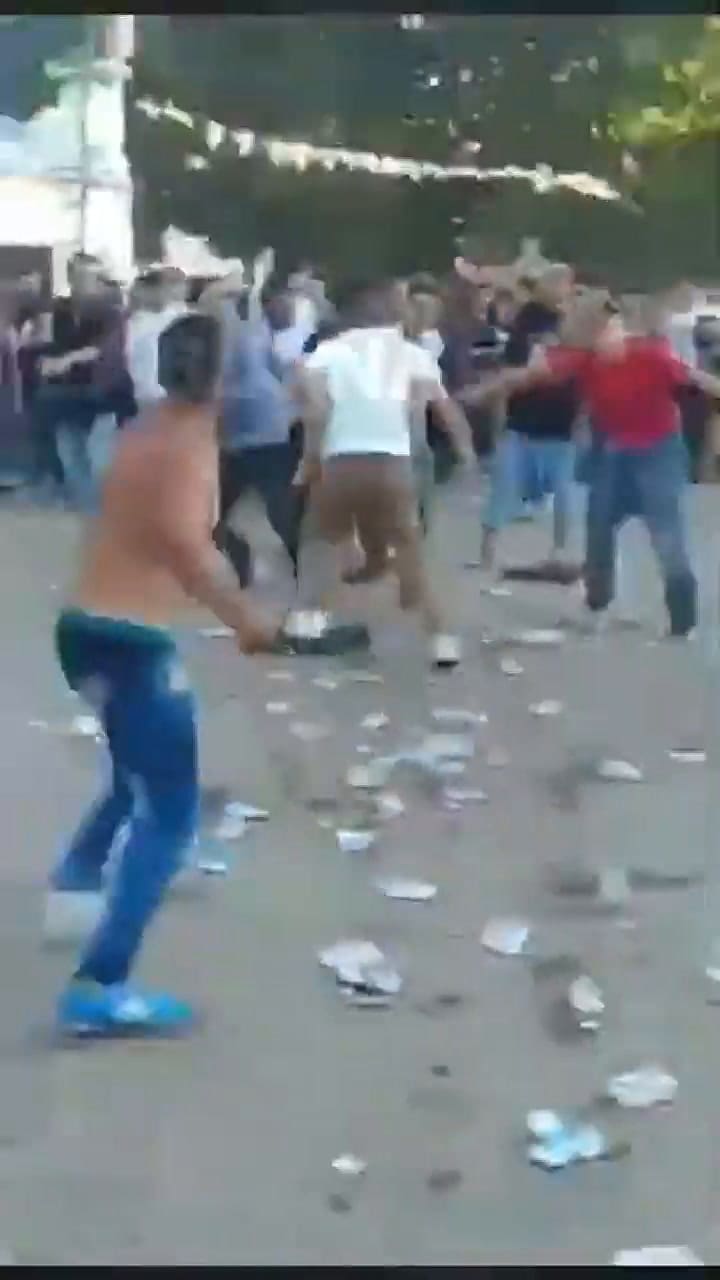 Brutal pelea en las inmediaciones de la Facultad de La Plata - Fuente: YouTube