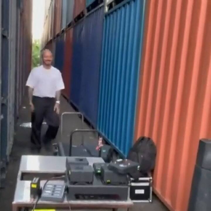 Grabaron a J Balvin orinando en un espacio público - Fuente: Instagram