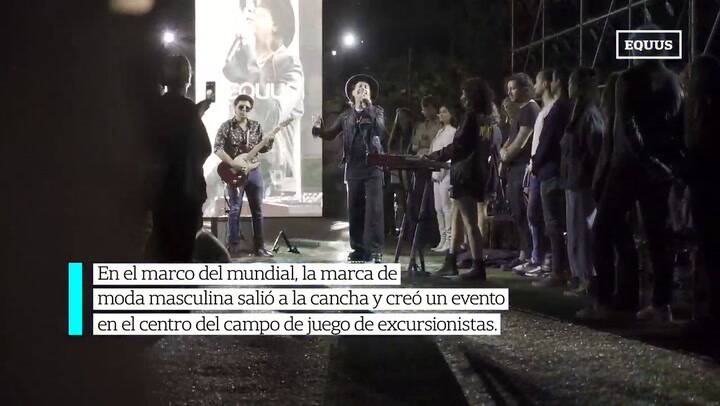 EQUUS se transformó y presentó un desfile en una cancha de fútbol