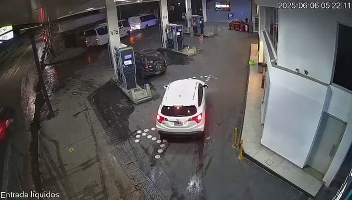 San Antonio de Padua. Escapó tras chocar a un motociclista que impactó contra un poste de luz y murió