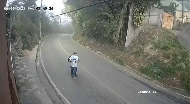 El momento en el que un joven asaltante recibe una paliza a manos de un grupo de trabajadores