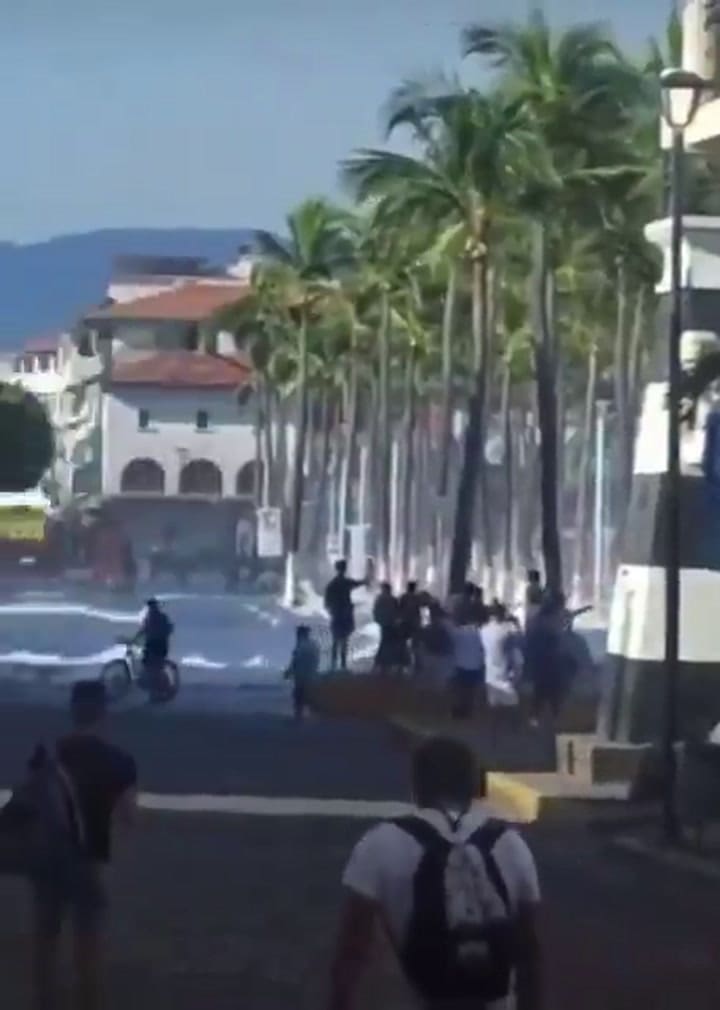 El huracán Priscilla llegó a México con olas de gran altura