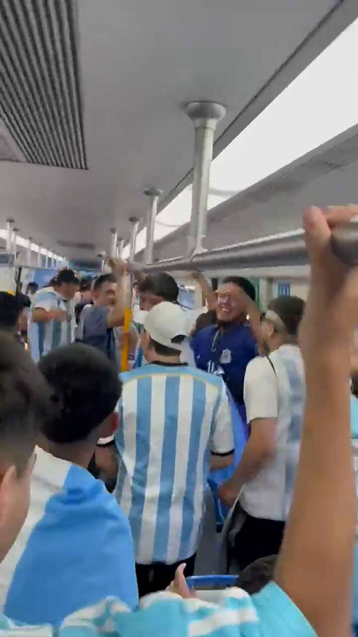 Cientos de hinchas viajan en el tren hacia el centro