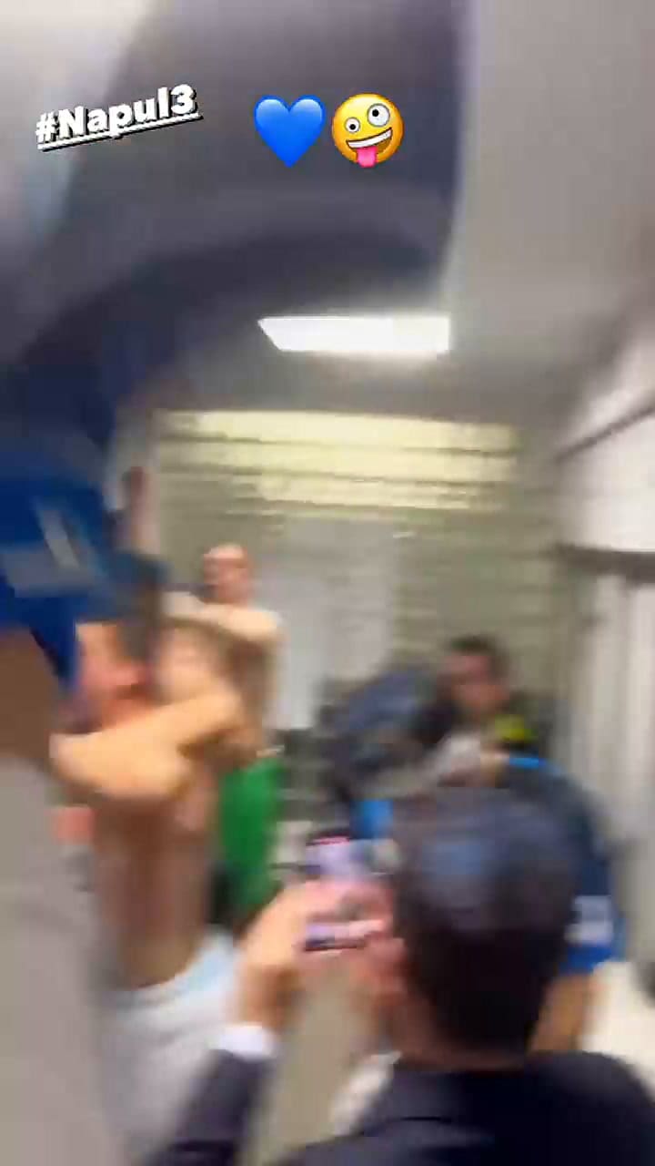 Los festejos en el vestuario del Napoli con Cholito Simeone