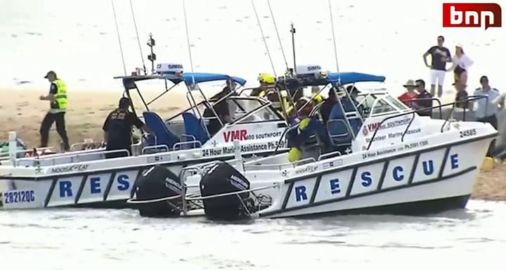 Chocaron dos helicópteros y uno cayó sobre una playa con turistas en Australia