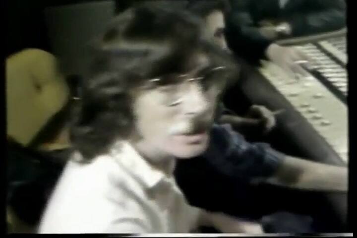 Charly García - Yendo de la cama al living